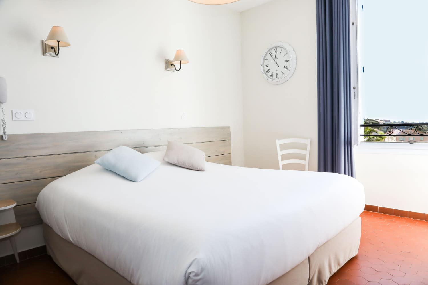 Réservez nos chambres côtés jardin en double ou en twin.