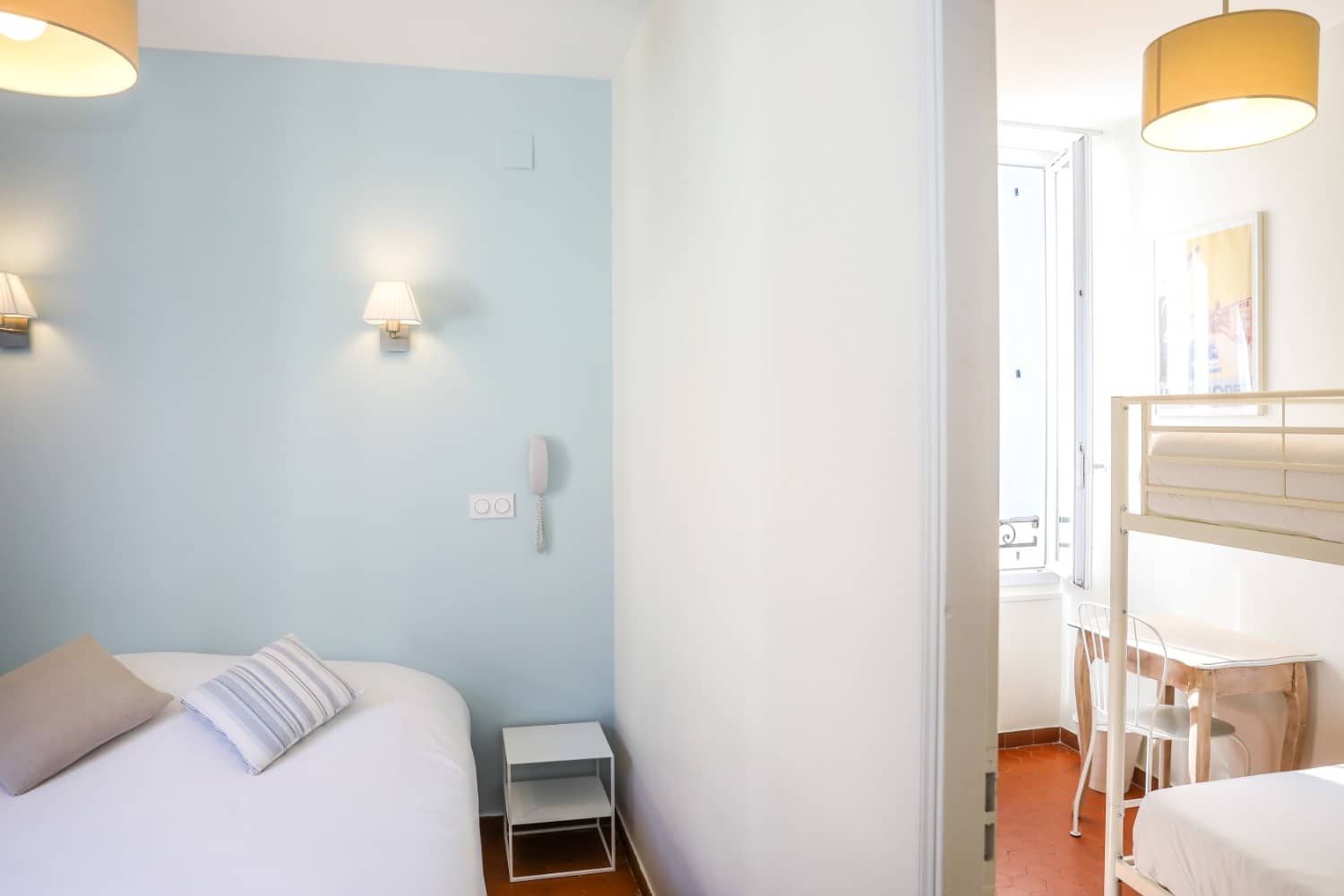 Nos chambres familales sont composés de deux pièces et sont très bien équipées.