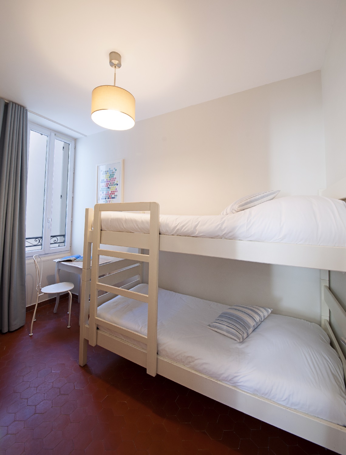Dans nos chambres familiales, l'une des pièces proposent des lits superposés pour vos enfants.