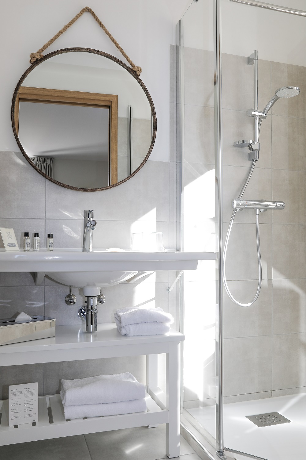 Découvrez la salle de bain de l'une de nos chambres vue mer.